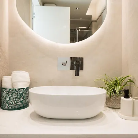 Ee Homes - Curated Design, Tub Skyline Views *