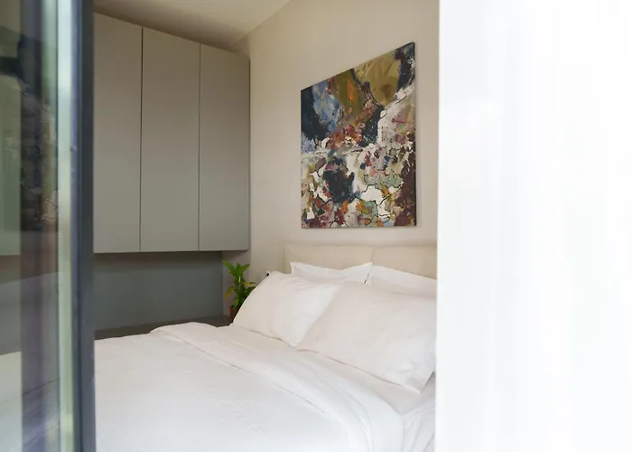 Ee Homes - Curated Design, Tub Skyline Views